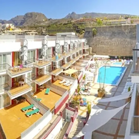 One Bedroom With Shared Pool And Wifi At *